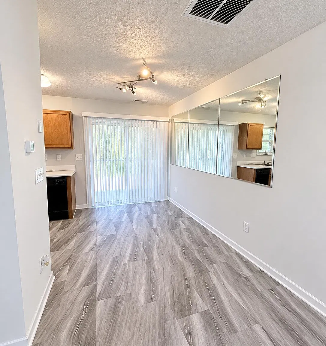 2 bed, 1.5 bath, 1100 sqft, $1,600 — Photo 4