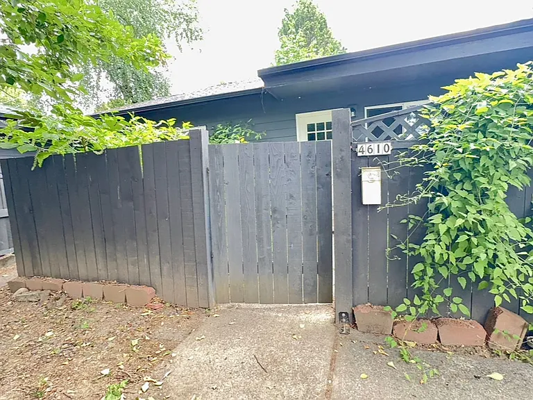 Reed Neighborhood Gem~ Great Natural Light~ Fenced Front Patio~ Onsite Laundry~ Off Street parkin... — Photo 11