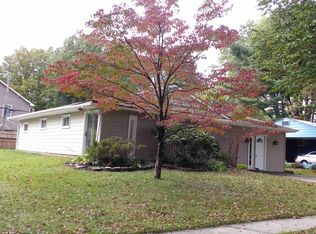 25 Tall Pine Ln, Levittown, PA 19054