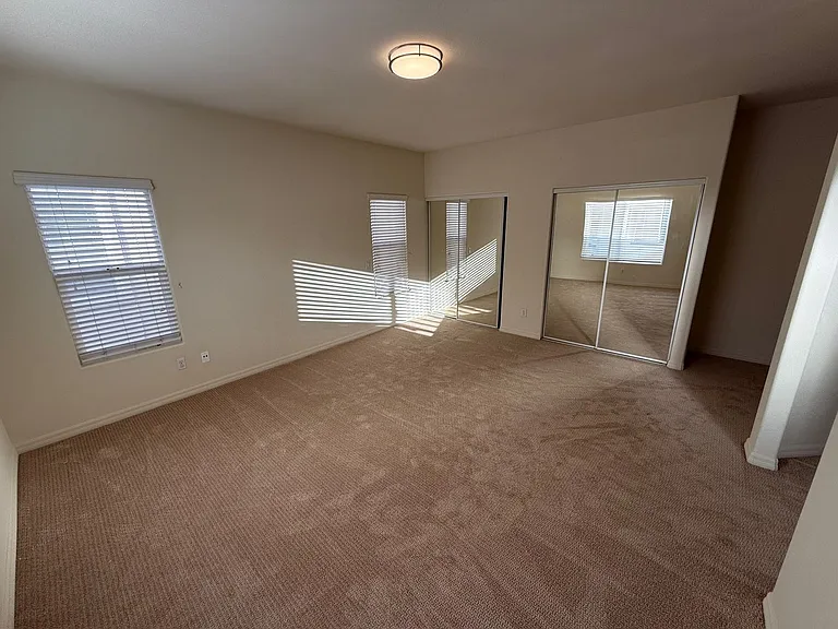 1446 Holly Ave — Photo 17