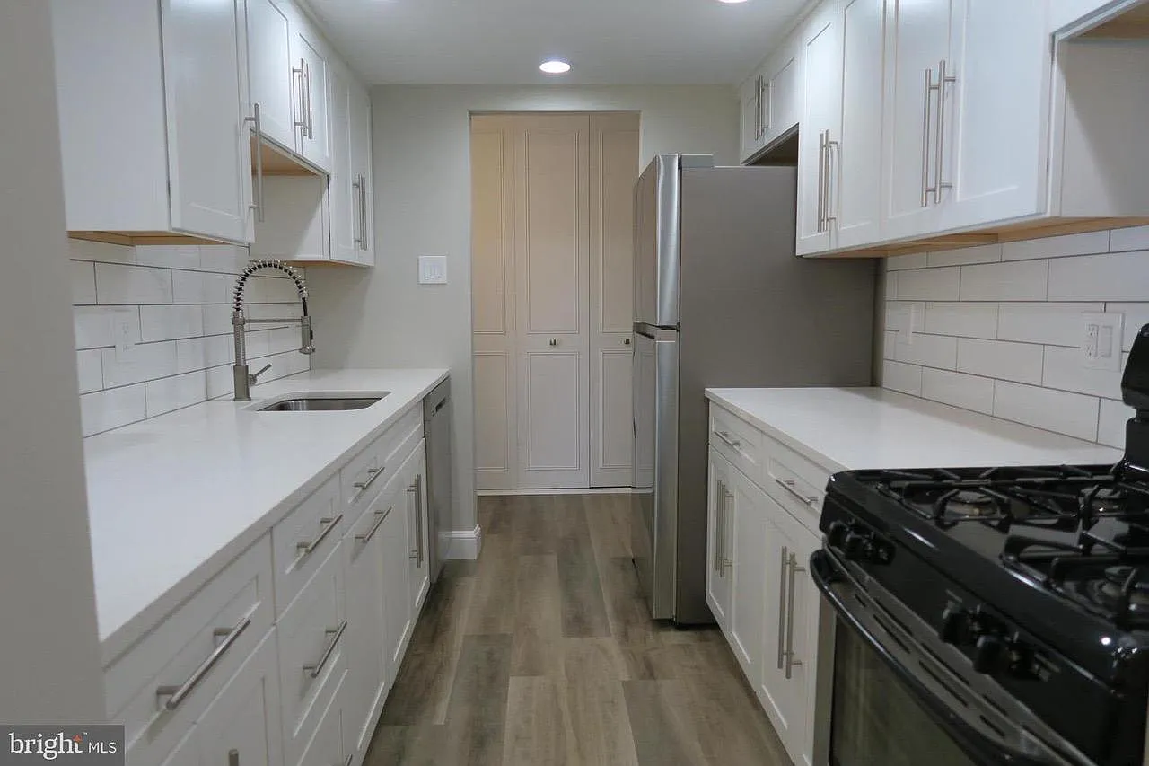 2 bed, 1100 sqft, $2,100 — Photo 2