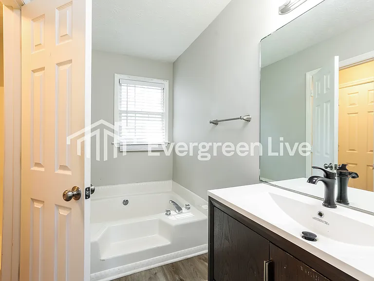 1018 Megcole Ct SW — Photo 10