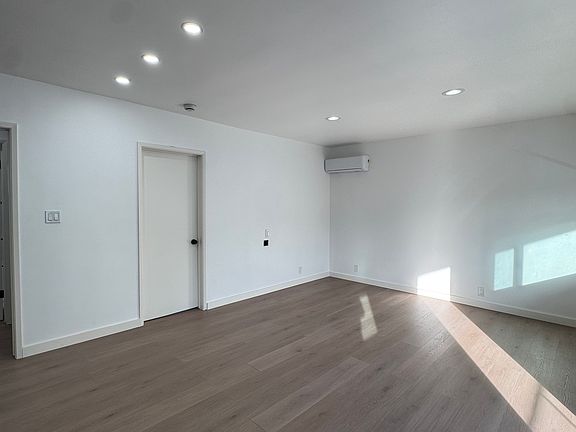 5th image of 372 S Los Robles Ave #202