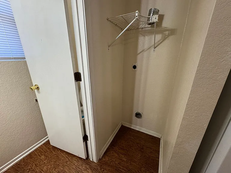 1100 Leslie Circle — Photo 2