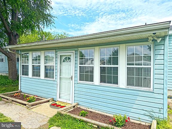 2nd image of 1029 Shoreland Dr