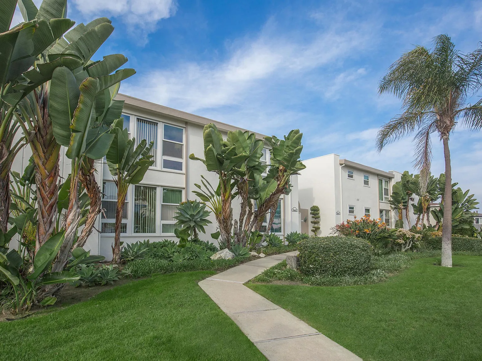Sea Breeze Beach Apartments — Photo 2