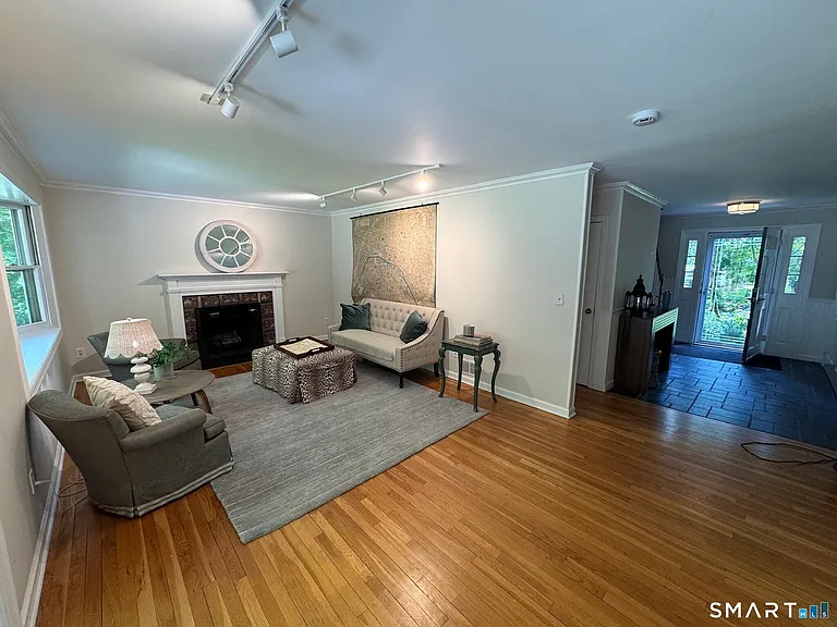 91 Raymond St — Photo 8