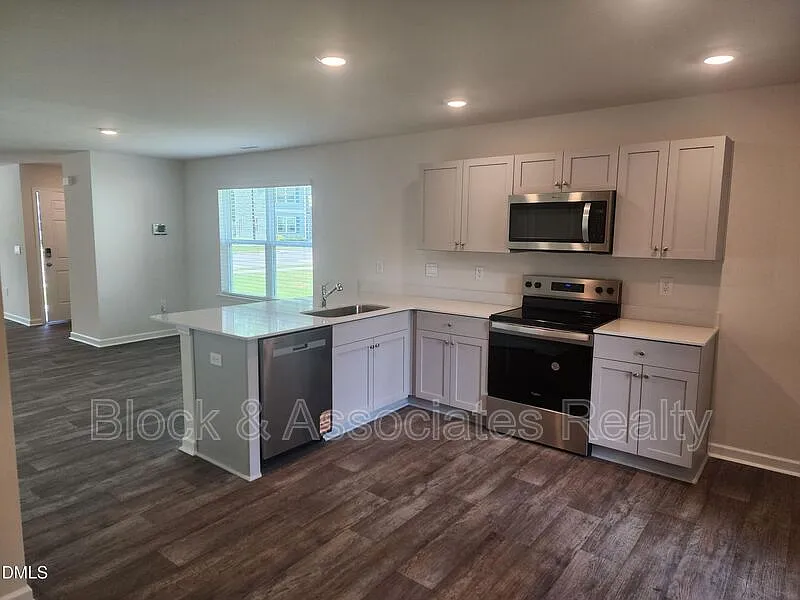 3 bed, 2.5 bath, $2,000 — Photo 3
