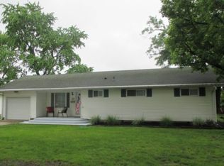 1105 W Locust Ln, Robinson, IL 62454