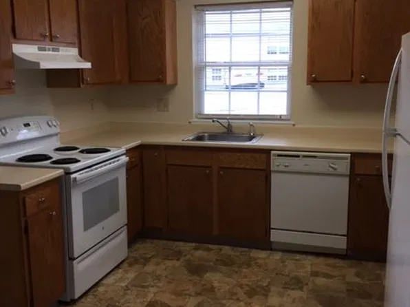 60 Woods Dr #60, Norwich, CT 06360