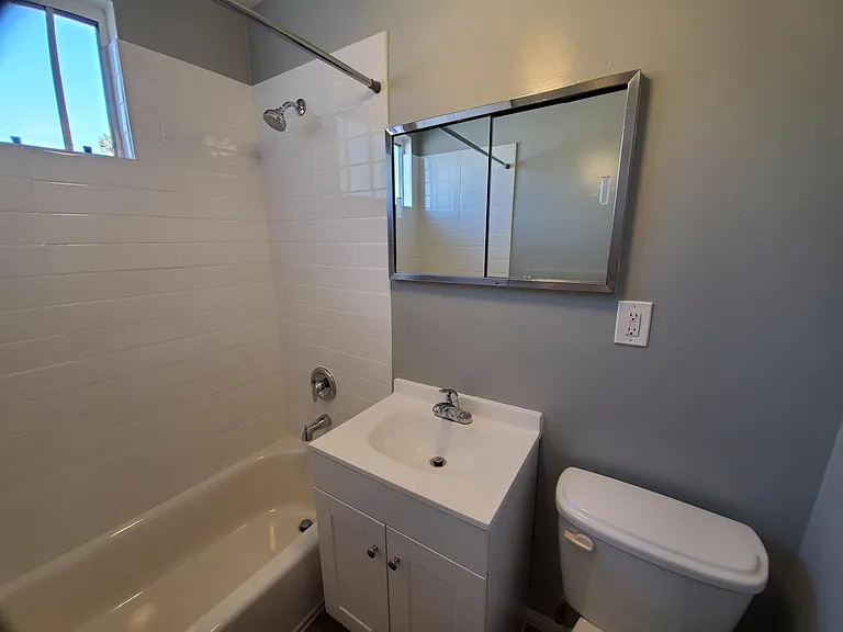 2535 S Redondo Blvd #8 — Photo 3