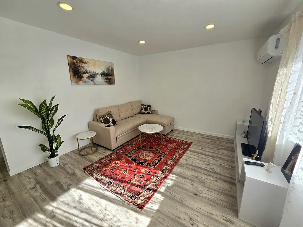 1 bed, 1.0 bath, $4,275 — Photo 2