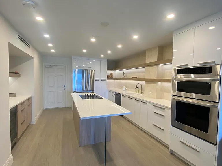 1021 Hillsboro Mile #G6 — Photo 9