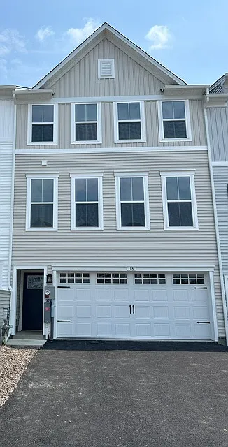 3 bed, 2.5 bath, 2007 sqft, $2,399 — Photo 1