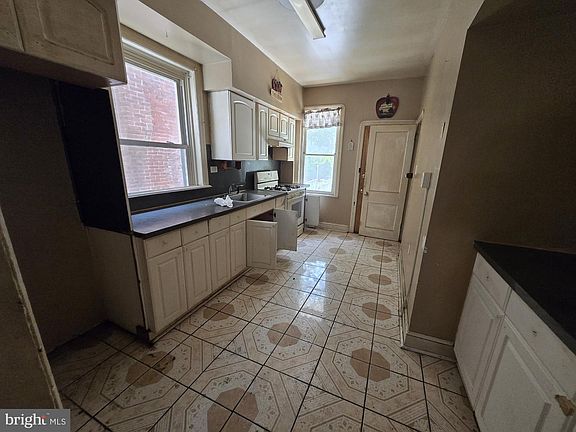 5th image of 422 W Ashdale St