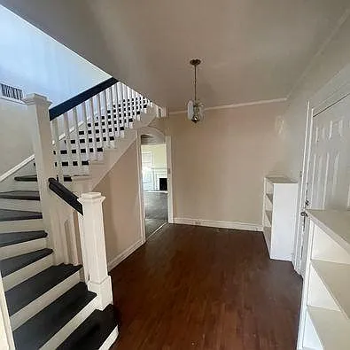4 bed, 2200 sqft, $2,200 — Photo 3