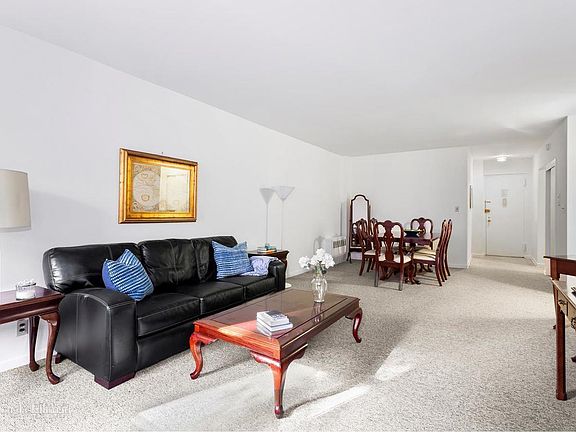 3rd image of 319 W 54th St #1G