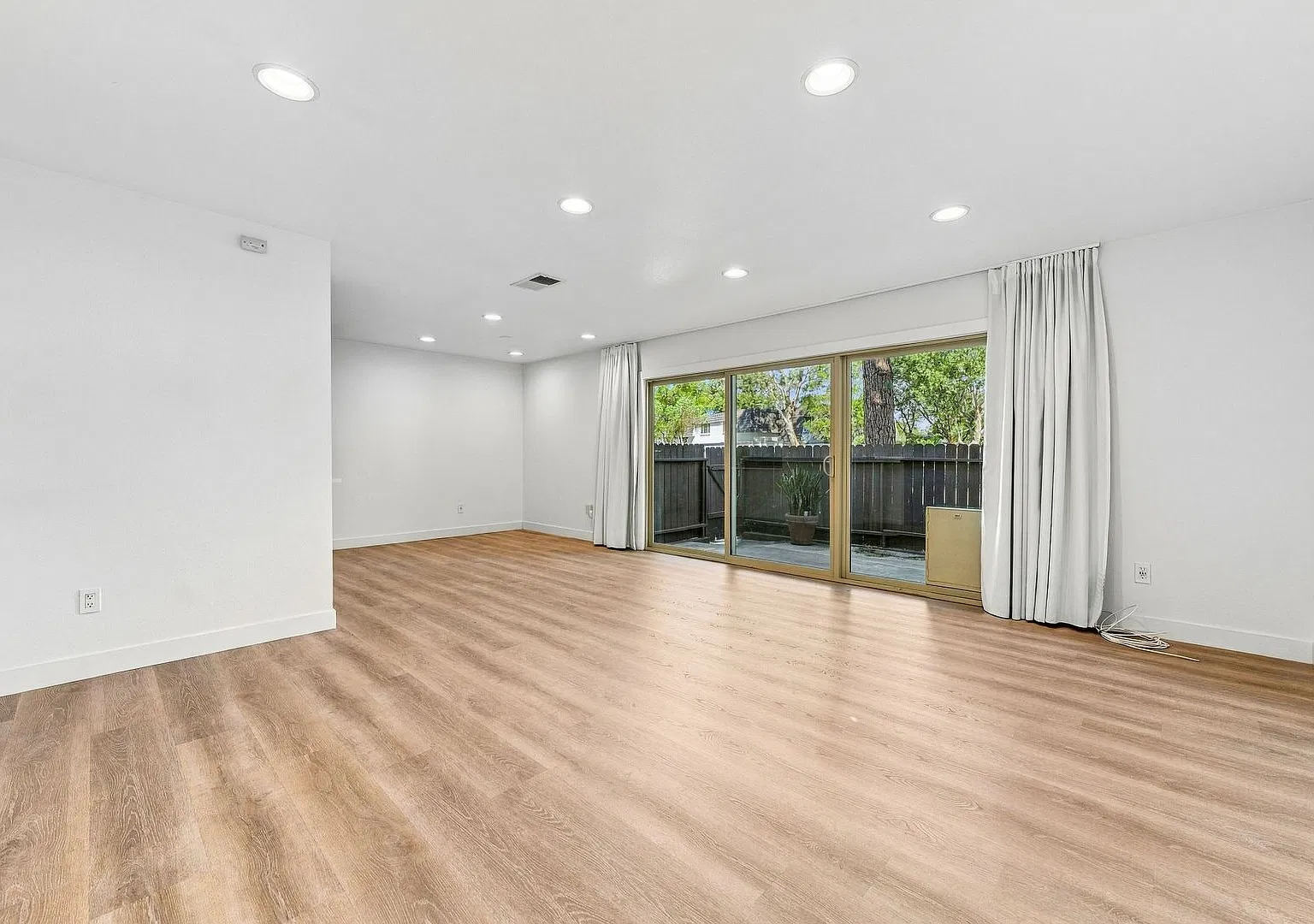 Beautifully Remodeled Townhouse with Stunning Modern Finishes! — Photo 4