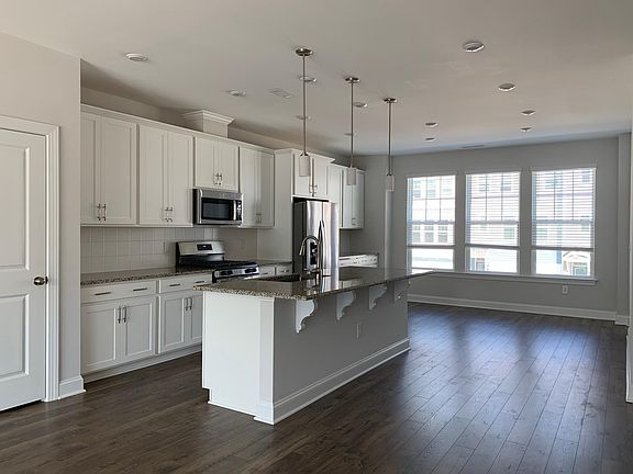 3rd image of 2885 Macintosh Woods Dr