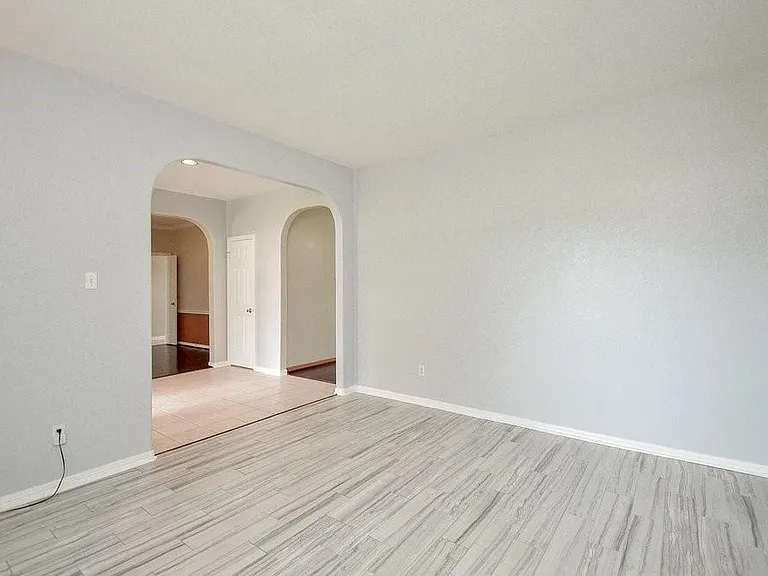 2515 Lansing Cir — Photo 9