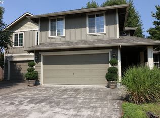 2355 Kari Ln, Hubbard, OR 97032