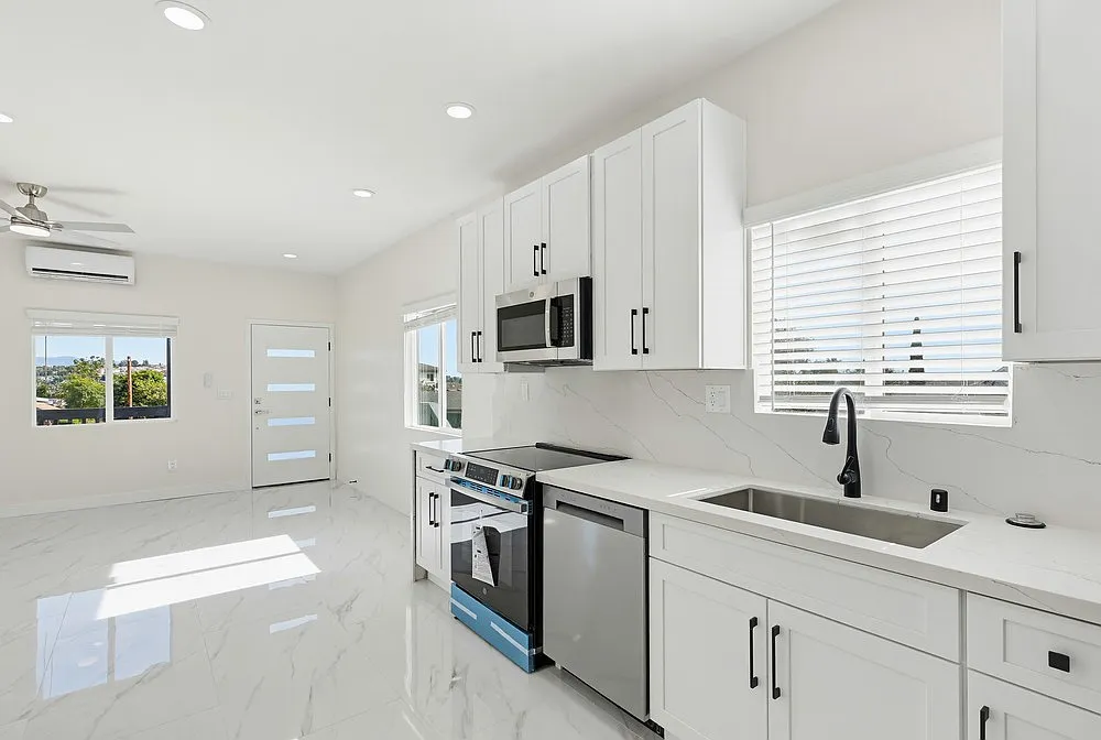 3 bed, 845 sqft, $3,150 — Photo 3