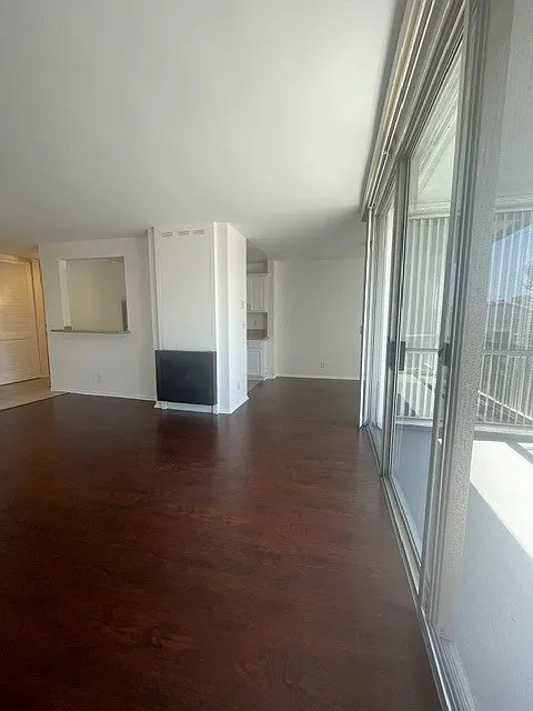 125 N Barrington Ave — Photo 4