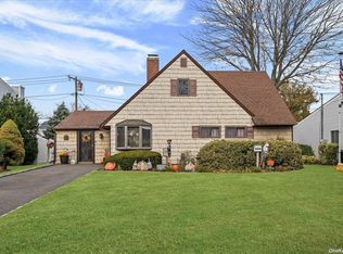 69 Red Maple Dr N, Levittown, NY 11756