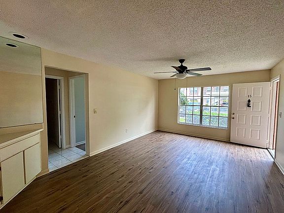 3rd image of 4911 Sunnybrook Dr Unit 15
