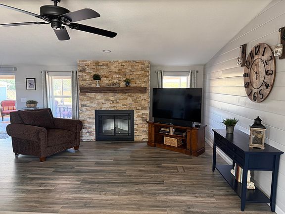 4th image of 724 S Windy Hl