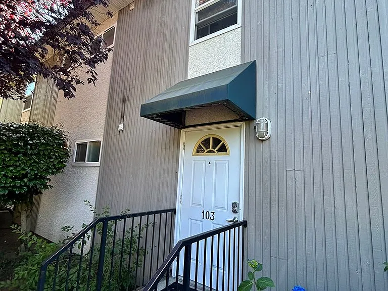 415 18th Ave E — Photo 6
