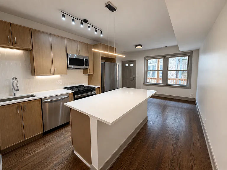 1902 W Pratt Blvd #C-1 — Photo 1