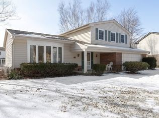909 N Fairway Ct, Palatine, IL 60067