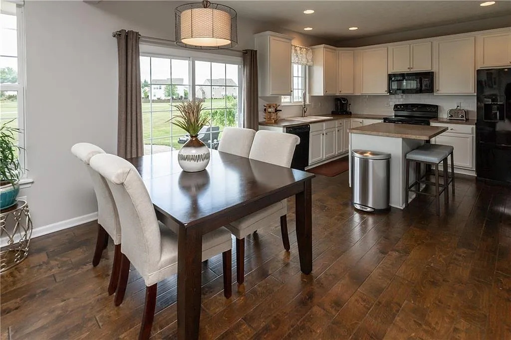 4 bed, 3.5 bath, 2640 sqft, $2,600 — Photo 4
