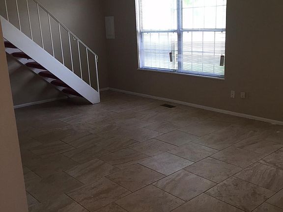 3rd image of 4903 Oakwood Trl