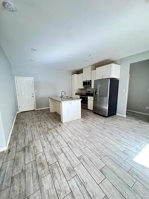 3 bed, 2.0 bath, 4544 sqft, $1,275 — Photo 3