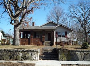 610 Willow Rd, Hendersonville, NC 28739