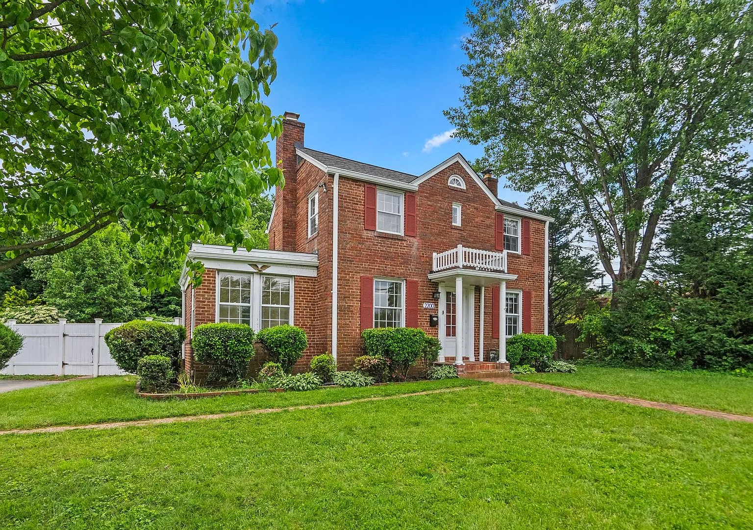 3 Bed 2.5 Bath - Silver Spring Colonial - Updated Kitchen and Bathrooms — Photo 1