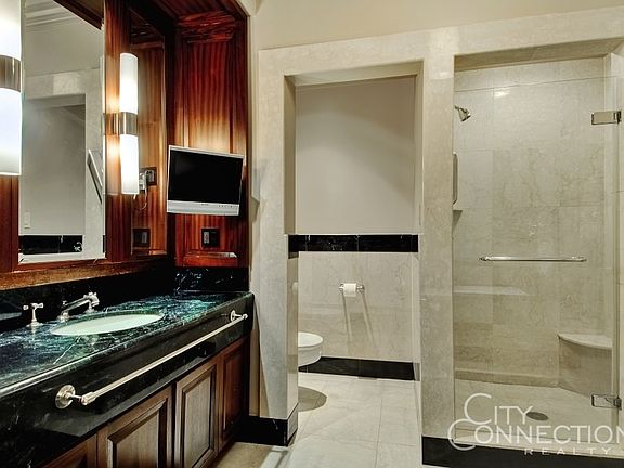 5th image of 55 Wall St APT 812