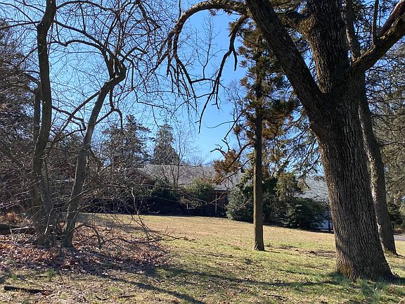 2nd image of 150 Montrose Ave