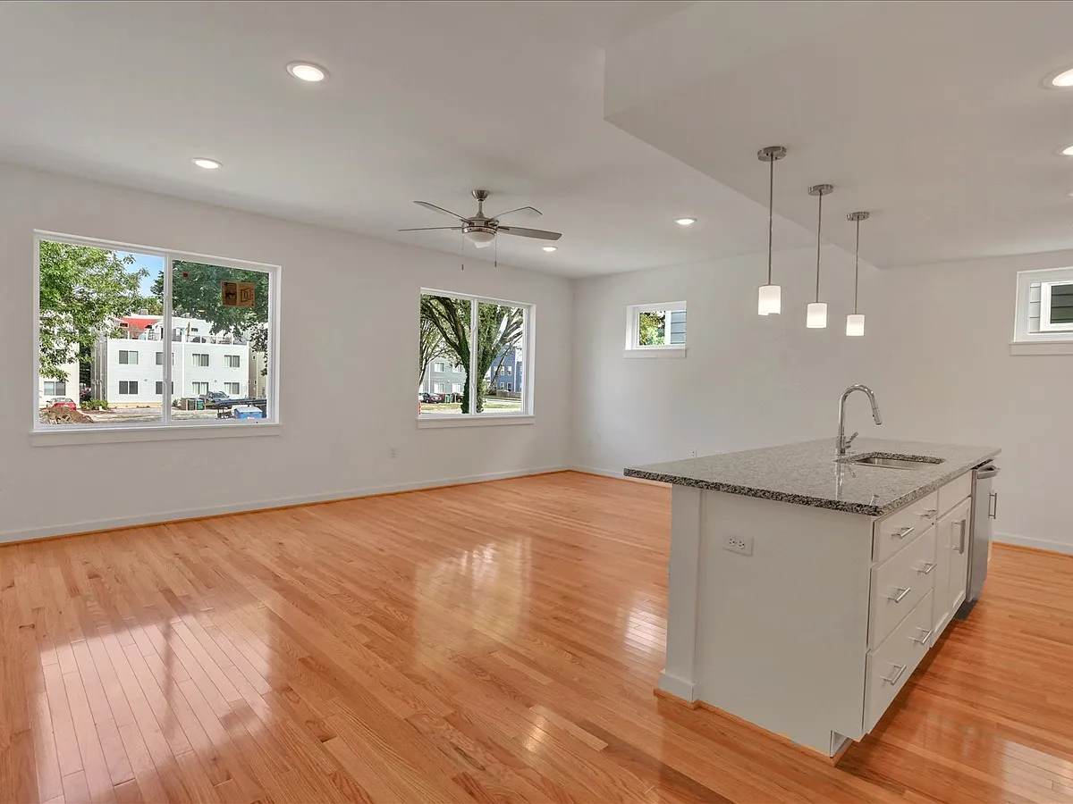 3 bed, 2.5 bath, 1834 sqft, $2,395 — Photo 2