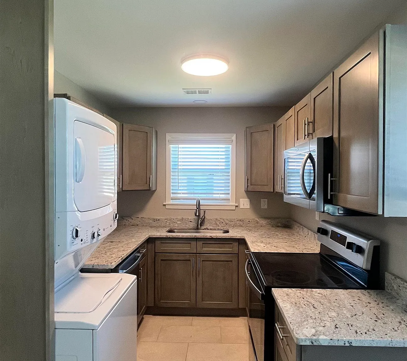 3 bed, 1.0 bath, 913 sqft, $1,525 — Photo 4