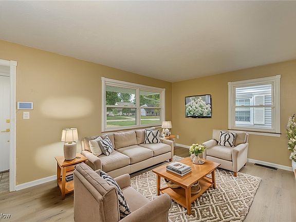 4th image of 25565 Chatworth Dr
