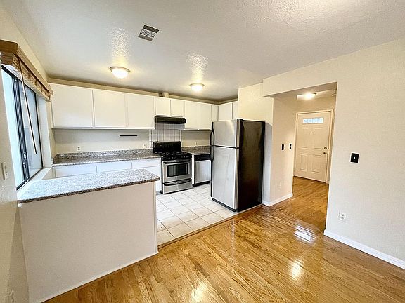 3rd image of 4035 Lincoln Ave