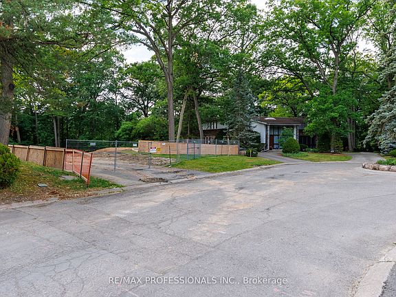 2nd image of 10 Woodmere Ct