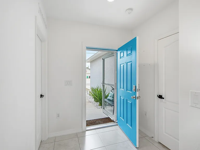2220 SE Lucaya St — Photo 3