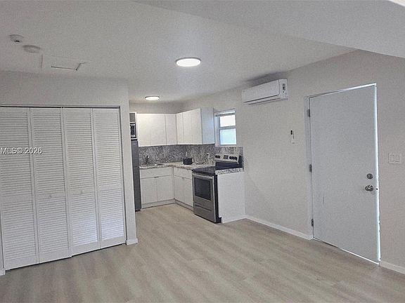 4th image of 450 NE 62nd St