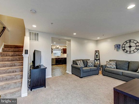 3rd image of 941 Felicia Ct