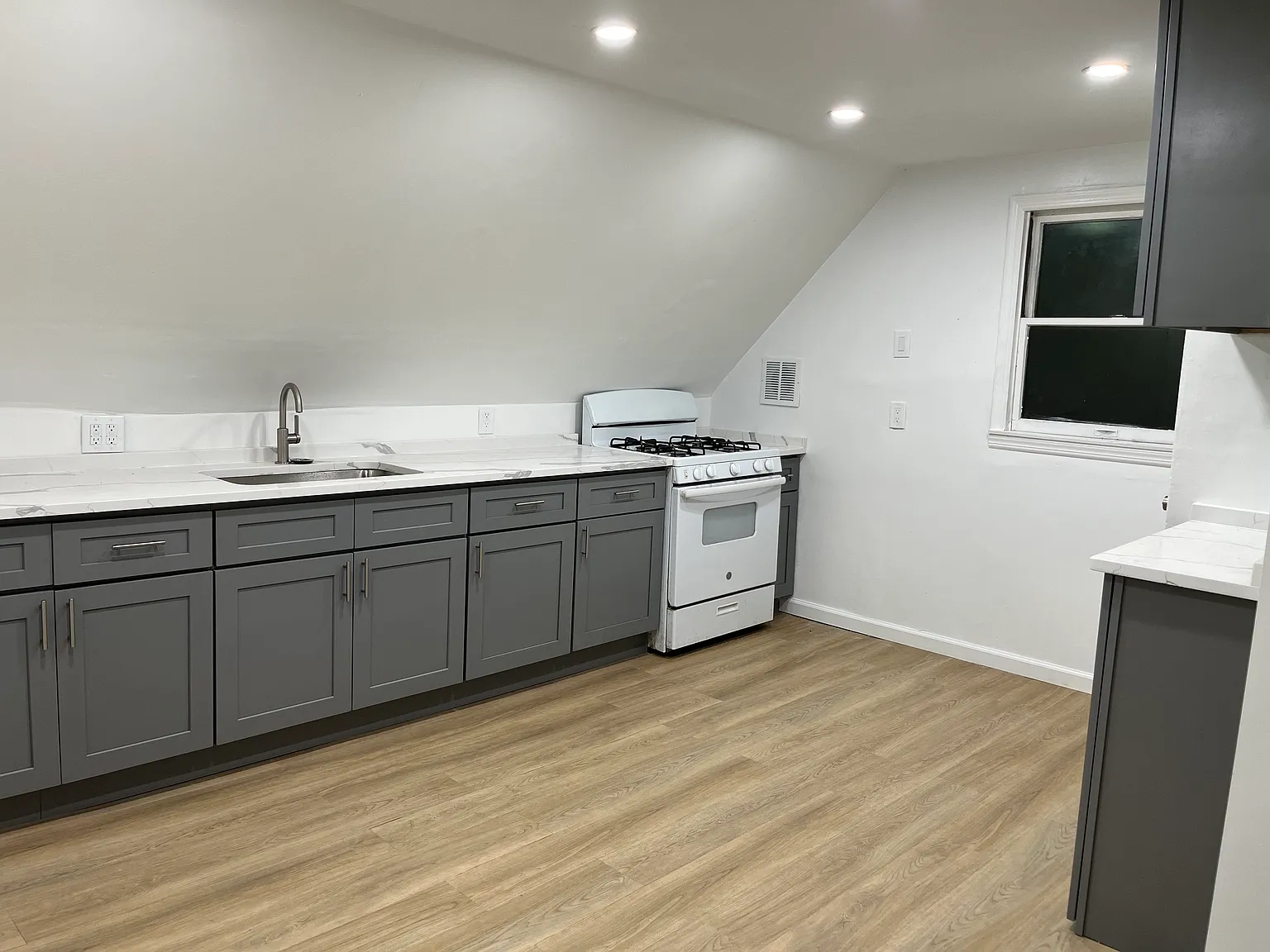 2 bed, 975 sqft, $2,100 — Photo 4