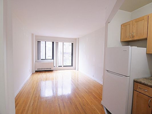 3rd image of 315 E 85th St APT 3A